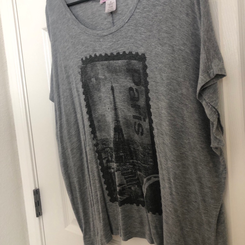 Fun flowy top - Picture 3 of 3